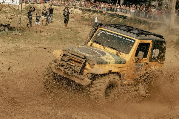 Comment choisir et installer des sliders de carénage sur une Yamaha R1 pour une protection en cas de chute ?